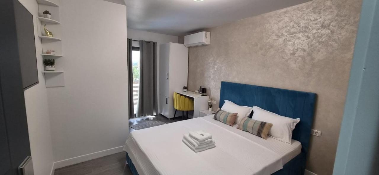 Habitación con cama extragrande y balcón