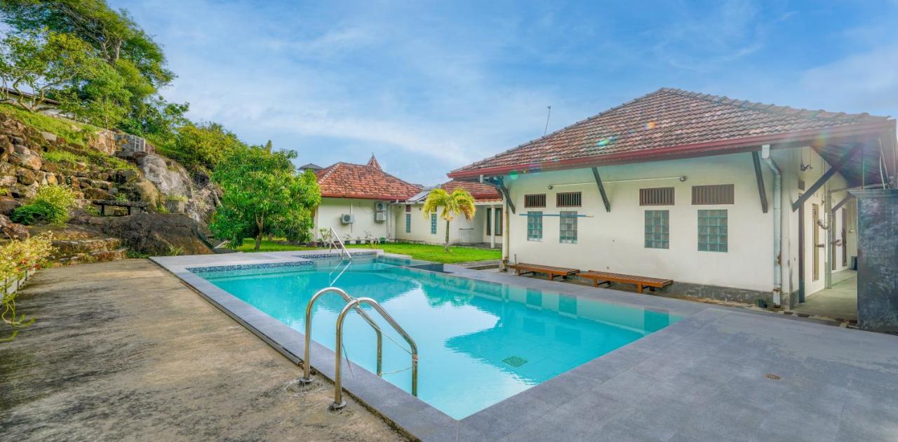 Galle Retreat Colonial Villa with Pool and Garden - B&B Galle