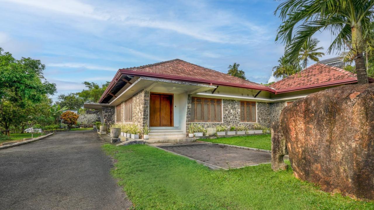 Galle Retreat Colonial Villa with Pool and Garden - B&B Galle