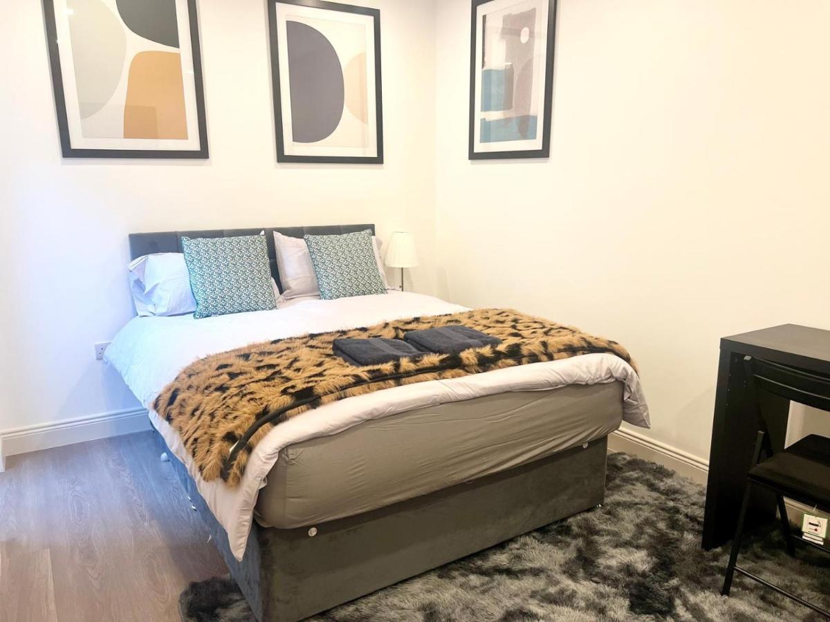 Double bedroom with En-Suite & Shared Kitchen Access - B&B London