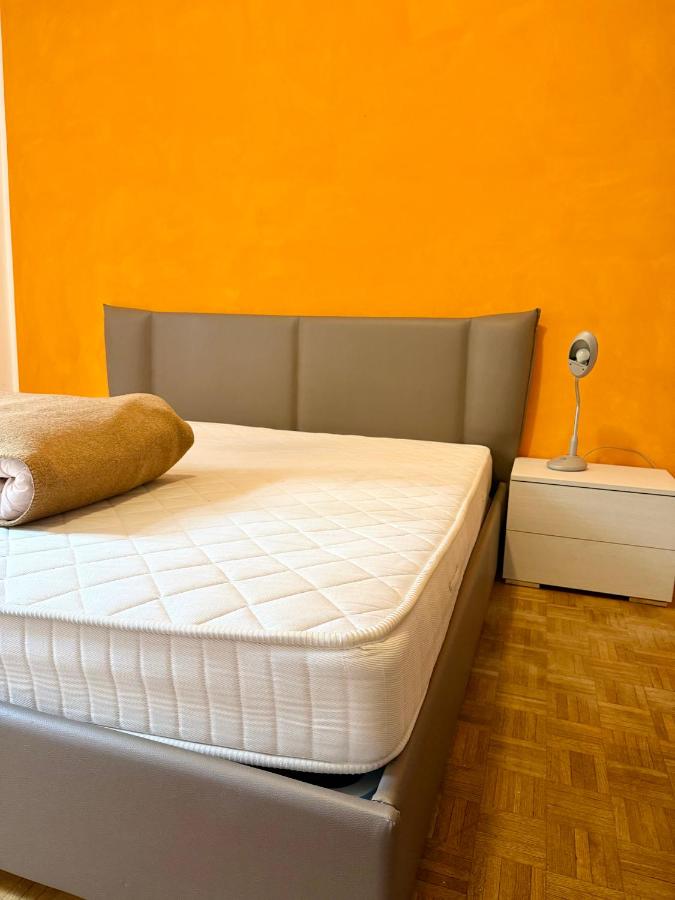 Zimmer mit Kingsize-Bett und Balkon