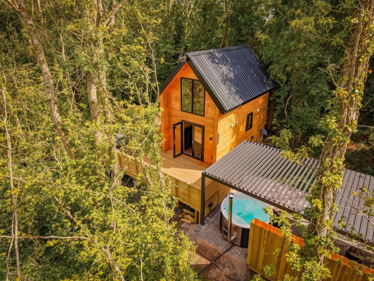 Loughshore Lodges - Cabins with private Hot Tub & Sauna - B&B Inishmore