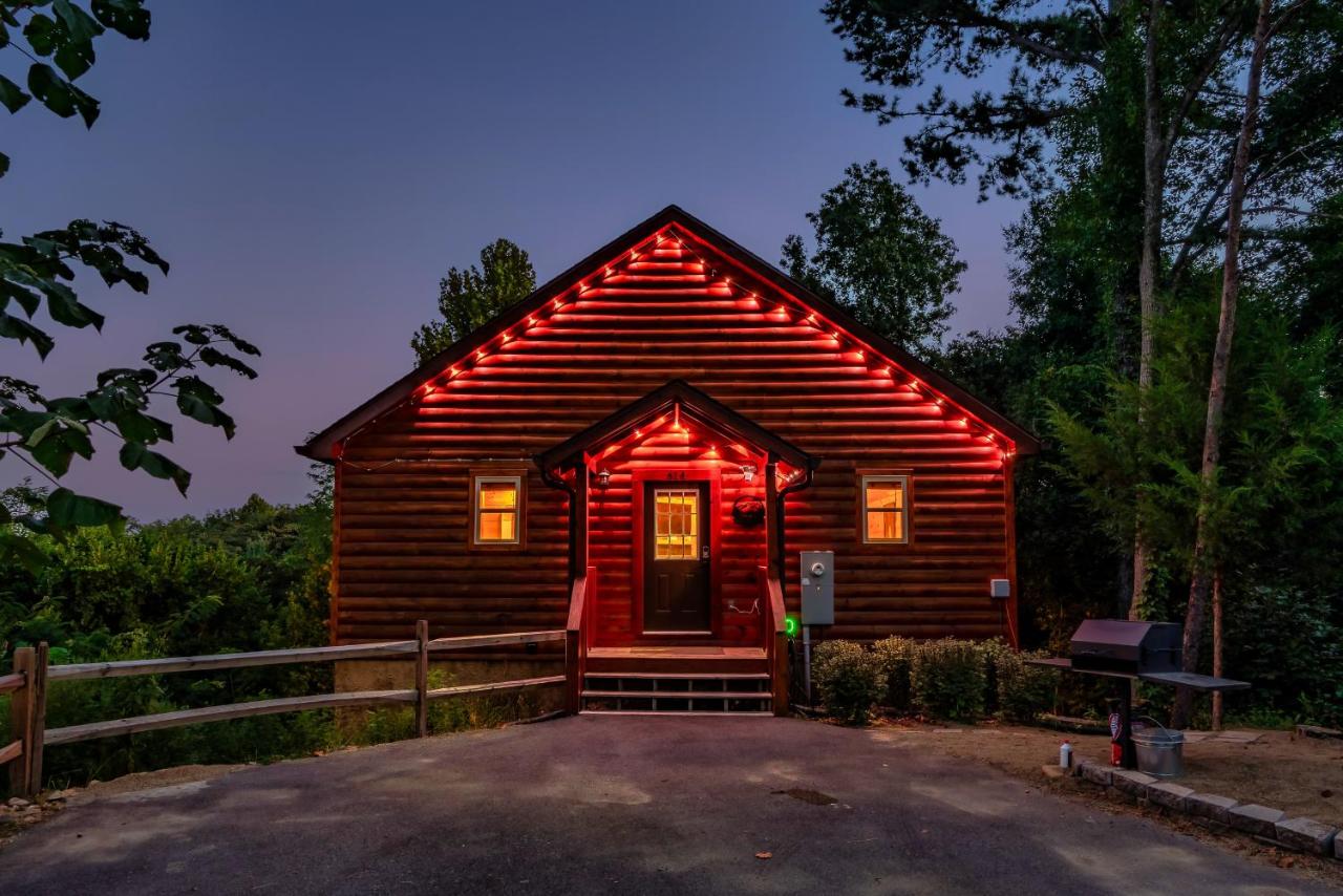 Mountains r Calling, Cozy Hideaway, King Beds, Hot-Tub, Arcade, EV Ready - B&B Pigeon Forge