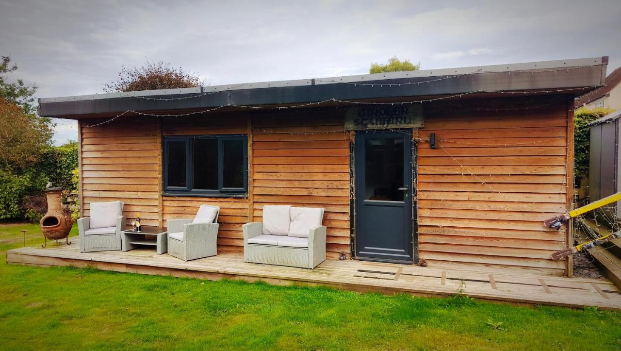 Luxury Cabin Lodge Sleeps 4 Countryside Views Parking - Chambres d'hôtes Tarporley
