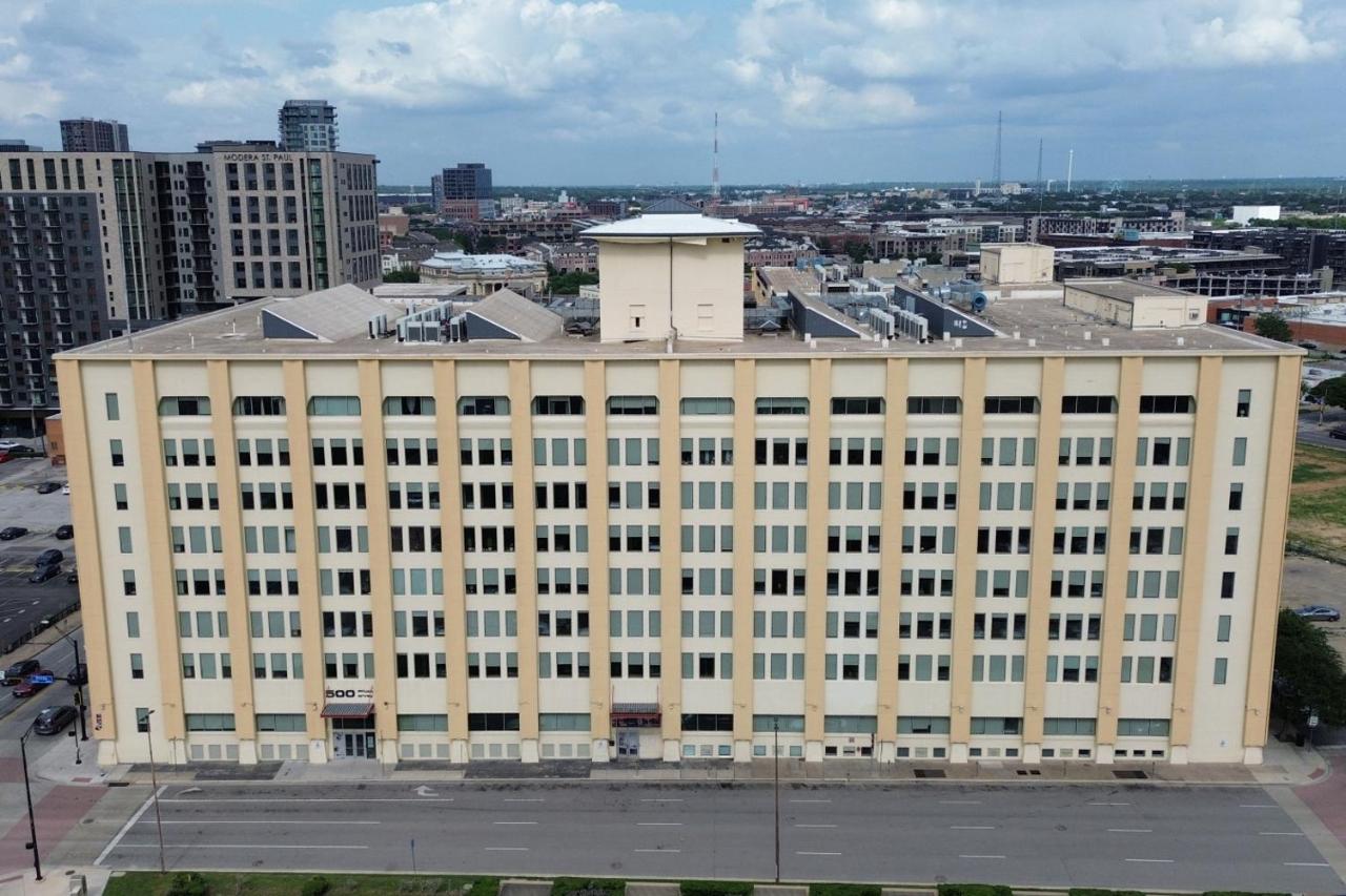 Stylish Dallas Stay with Pool, Gym & Valet Parking - Bed and Breakfast Dallas