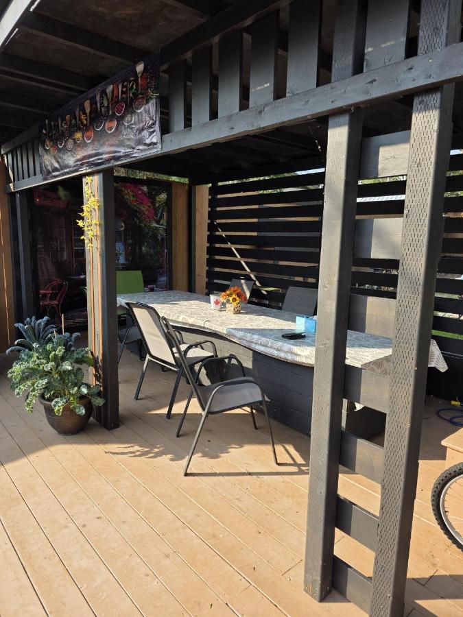 Spacious 3-bedroom, 2-bathroom home in DT yellowknife heated hot water all facilities - Bed and Breakfast Yellowknife