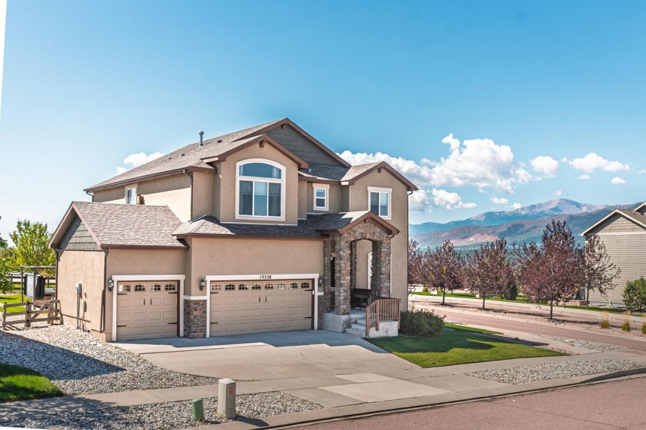 Pikes Peak Place, Views, Hot Tub, Air Force Academy - B&B Colorado Springs