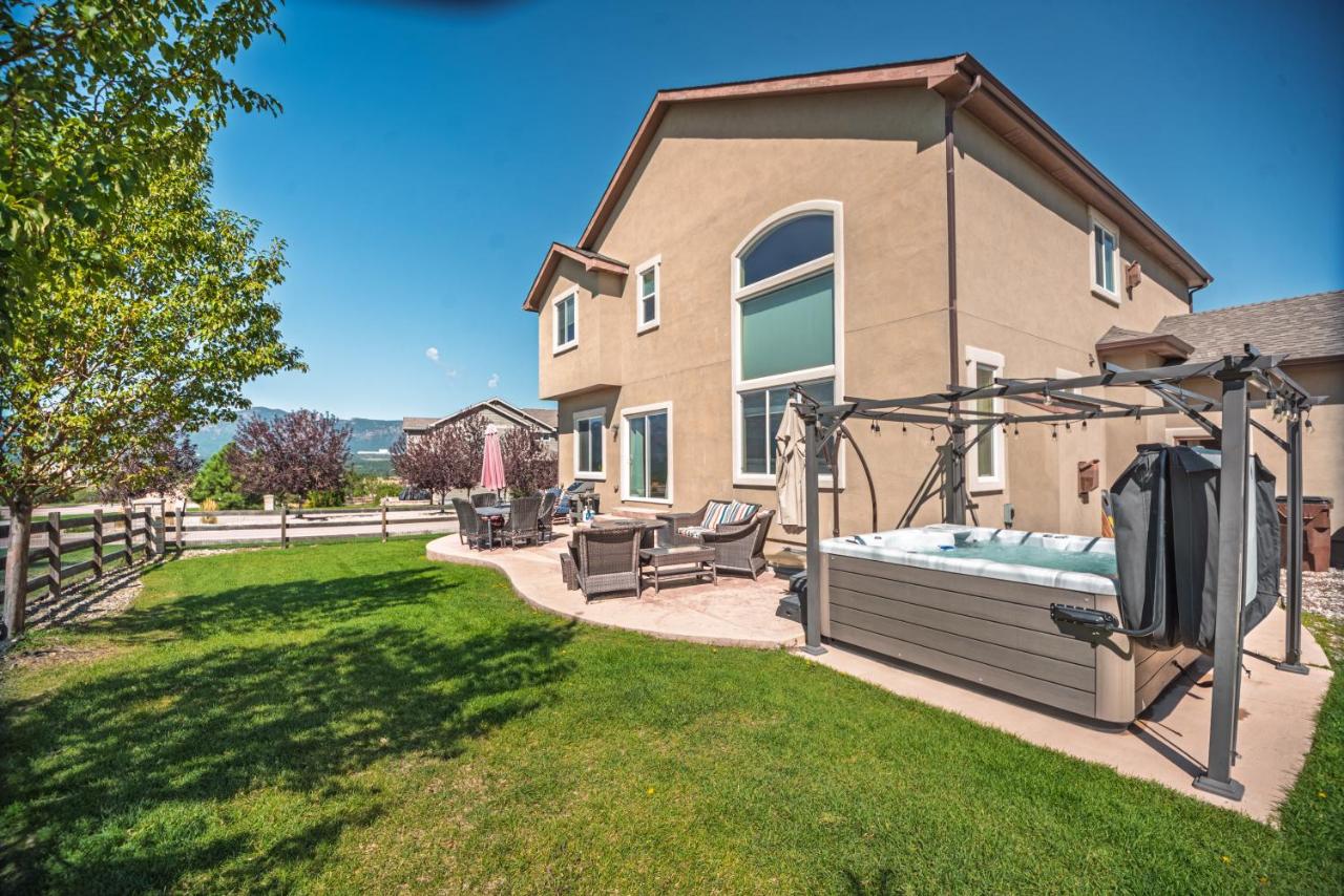 Pikes Peak Place, Views, Hot Tub, Air Force Academy - B&B Colorado Springs