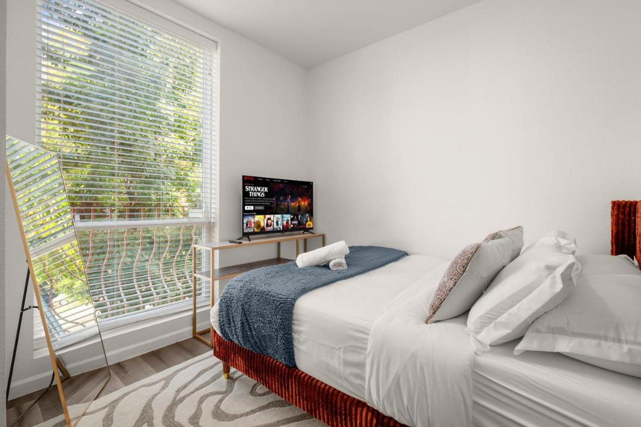 Walk to UT 3BR Sleeps 8 Parking 10 Min DT - B&B Austin