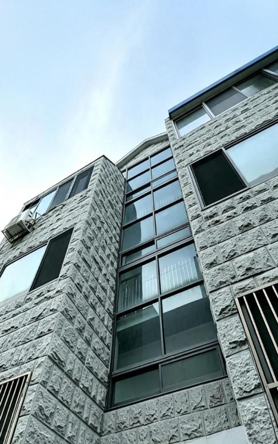 10 minutes to Gil Hospital, Terminal Station, and Munhak Stadium! 'Sosodam', a stylish accommodation in the Traders shopping area - Ferienwohnung Incheon