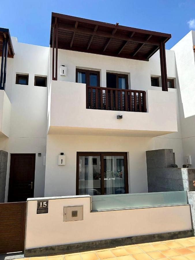 Casa Bleu - Duplex with Shared Pool, Balcony, Terrace and Grill By Lanzarote Vacation Homes - B&B Puerto Calero