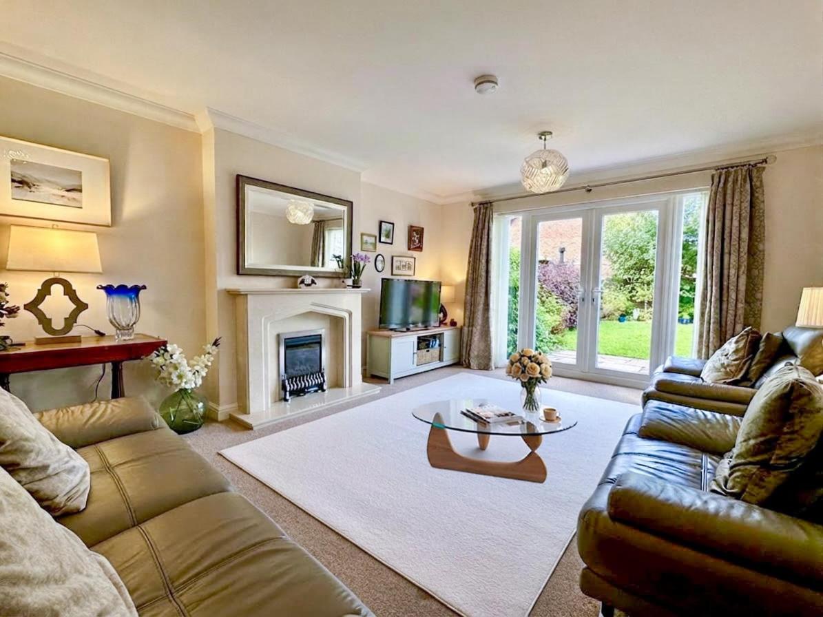 Pretty 4 Bed Detached House 5 mins M6 and Carlisle - Chambres d'hôtes Carlisle