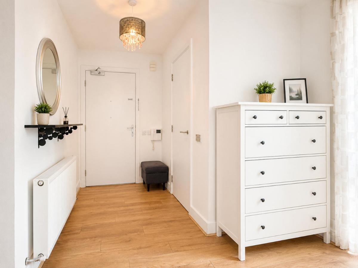 Spacious 3 Bedroom Wembley Stadium Apartment l 5 mins walk l Sleeps 8 l Free Secure Parking - B&B London
