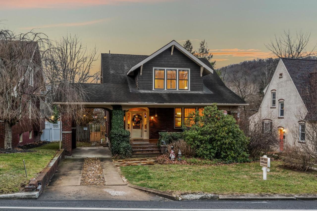 Aunt Bea's Bungalow - Pet Friendly - Hot Tub - Screen Porch - Wifi - Fenced Yard - King Bed - Town - Chambres d'hôtes Berkeley Springs