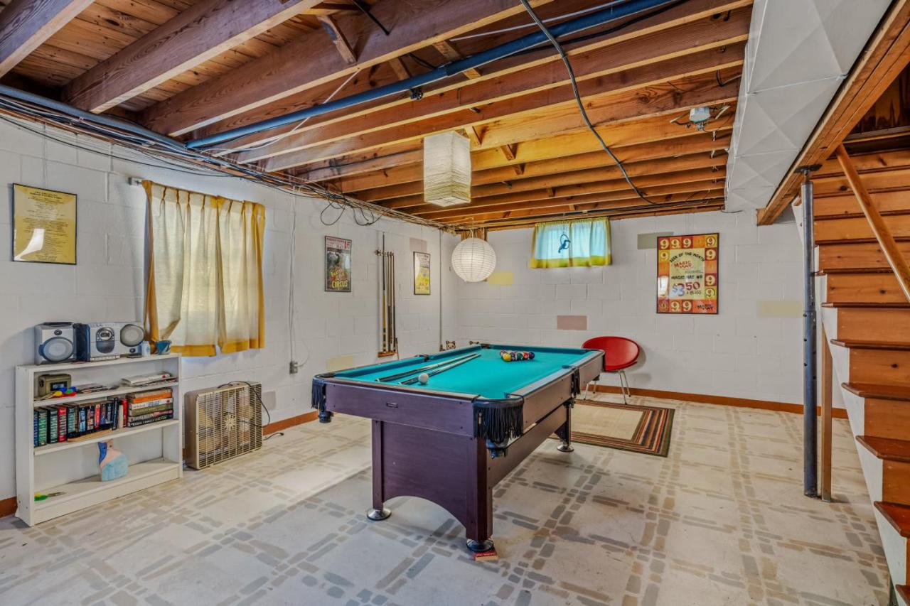 Castle View - Wifi, Pet Friendly, Screen Porch, Game Room, Grill, Family Friendly, Kid Friendly, Fireplace - Bed and Breakfast Berkeley Springs