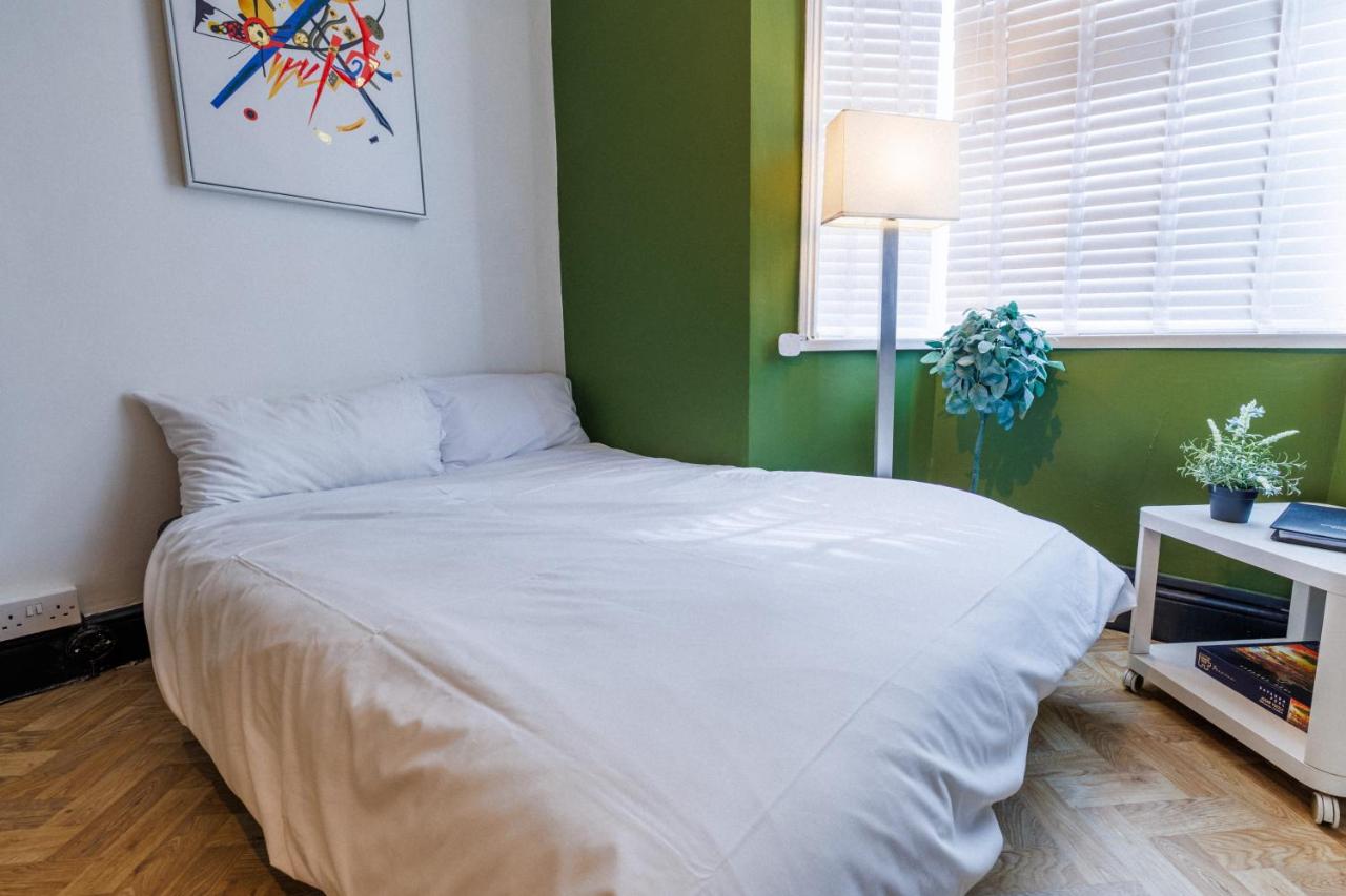 Zebulun Suite I Modern 1BR Apartment I Sleeps 3 I Near Gavin and Stacey House I Barry High Street I Barry Train Station I Barry Island I WiFi I Parking and Easy Cardiff Access - Bed and Breakfast Barry