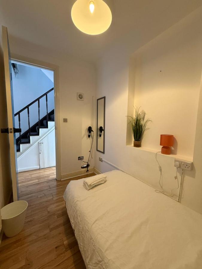 TL5 - SMALL COZY ROOM IN FLAT SHARE Zone 2 - Few mins walk to Stepney Green STN - B&B Londra