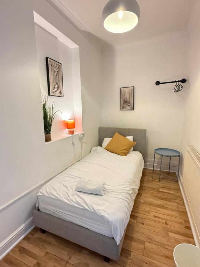 TL5 - SMALL COZY ROOM IN FLAT SHARE Zone 2 - Few mins walk to Stepney Green STN - B&B Londra