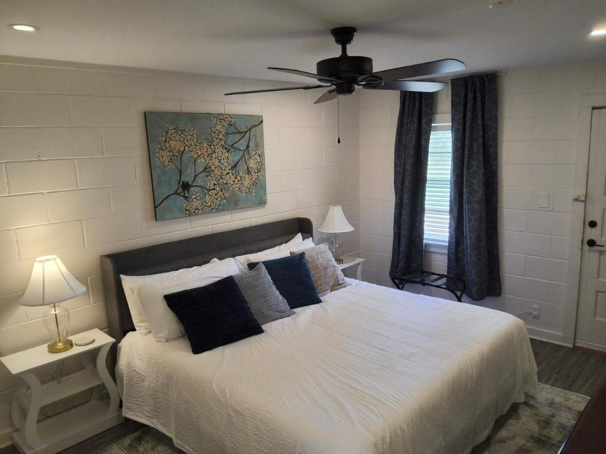 Honeysuckle Hideaway - Bed and Breakfast Natchez