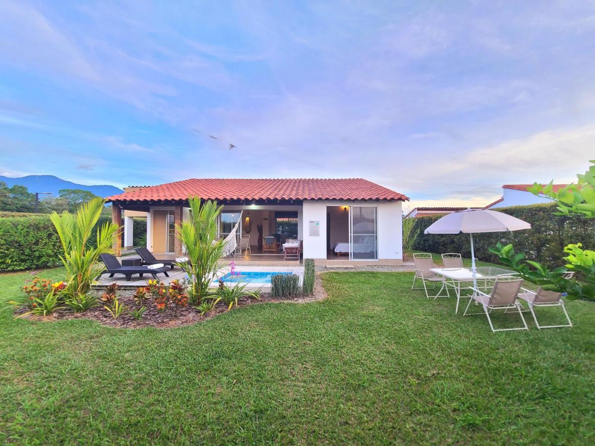 Casa Campestre en zona exclusiva con Jacuzzi, a 10 min del aeropuerto, 20 min parque del café, WiFi, parqueadero privado, vigilancia 24 hrs y amplias zonas sociales - Chambres d'hôtes Arménie