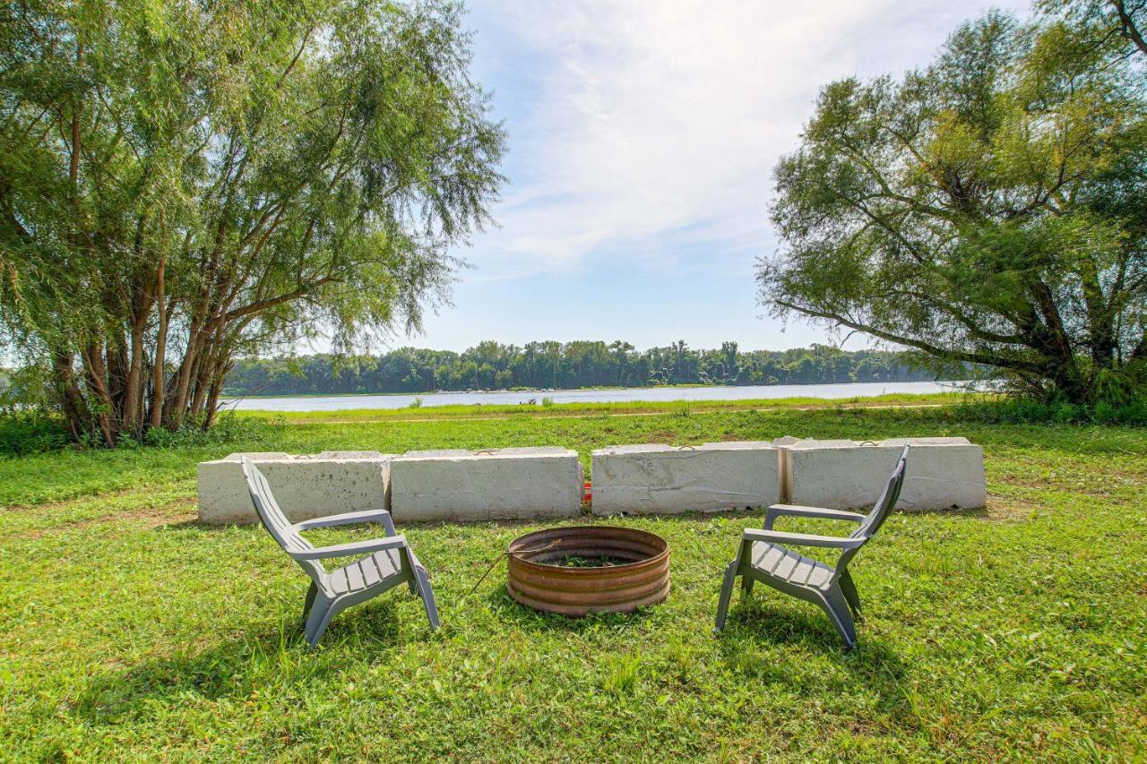 Spacious Home w/ Deck & Mississippi River Views - Chambres d'hôtes Grafton