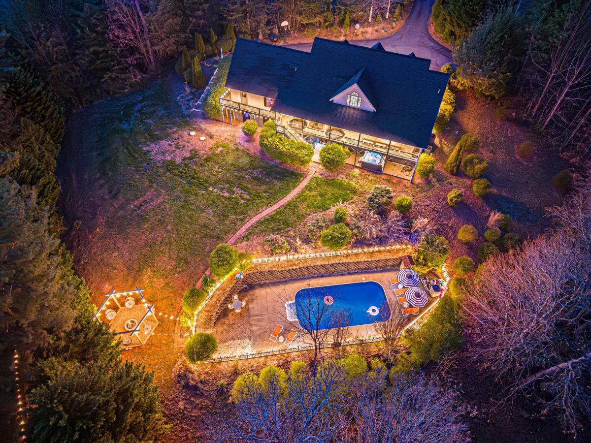 Asheville Luxury Getaway | Pool, Sauna, Hot Tub, Theater, Two Game Rooms - Bed and Breakfast Weaverville