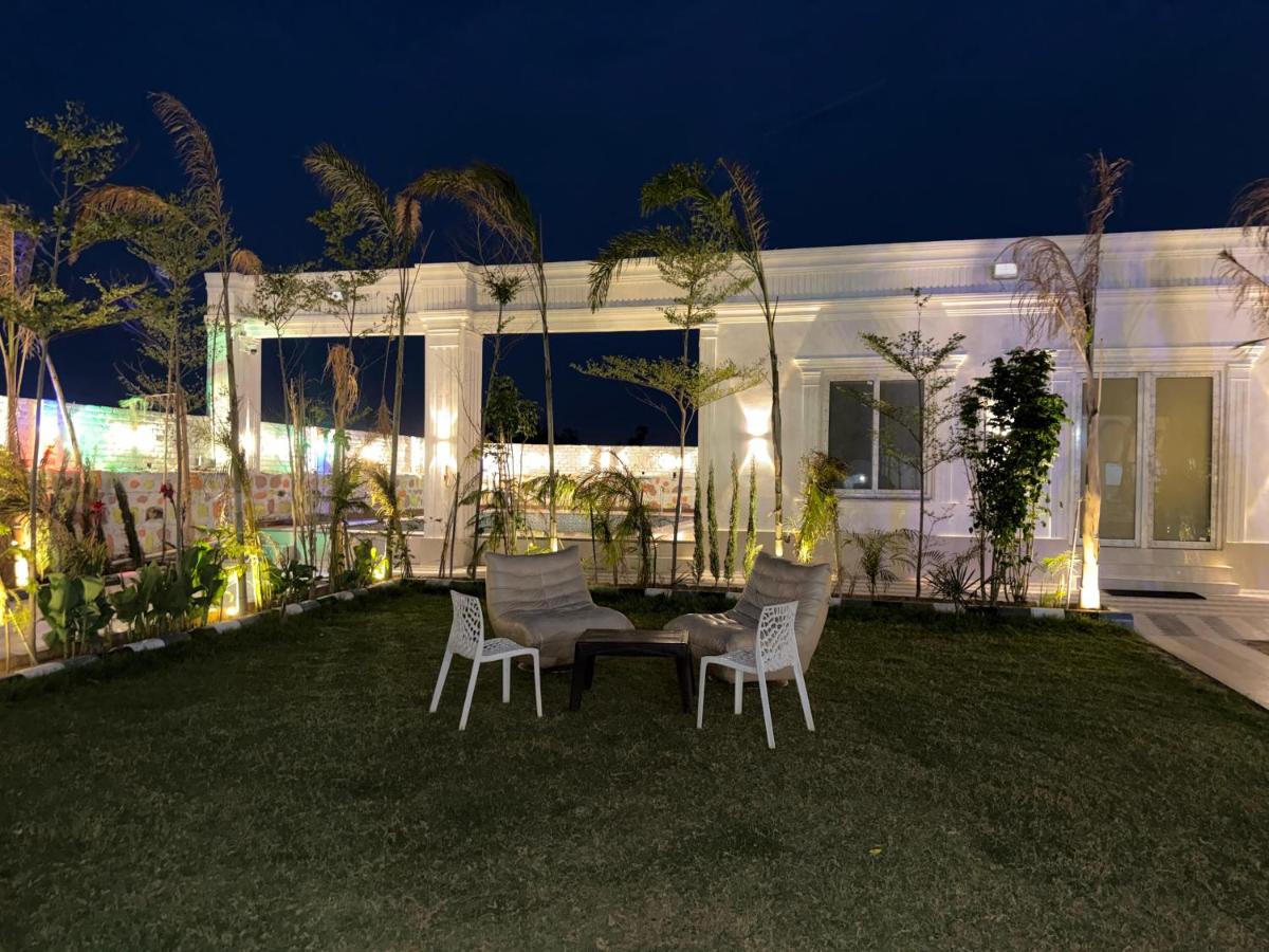 Oasis Villa with Private Pool Gurgaon - Chambres d'hôtes Gurgaon