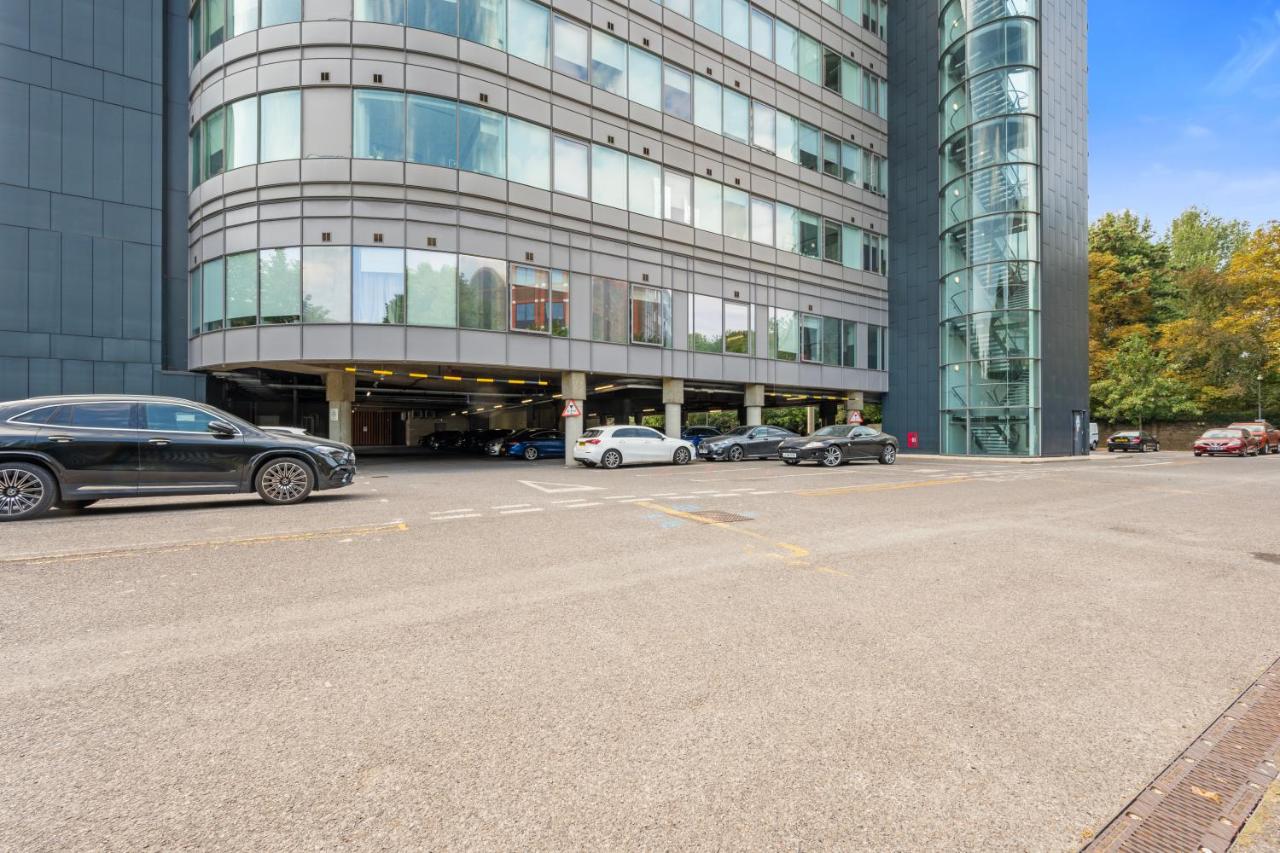2-Bed Brentford Apartment with Parking & Gym - B&B Cowbridge