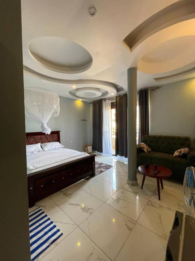 Room 1 minute walk to Victoria Mall Entebbe - Ferienwohnung Entebbe