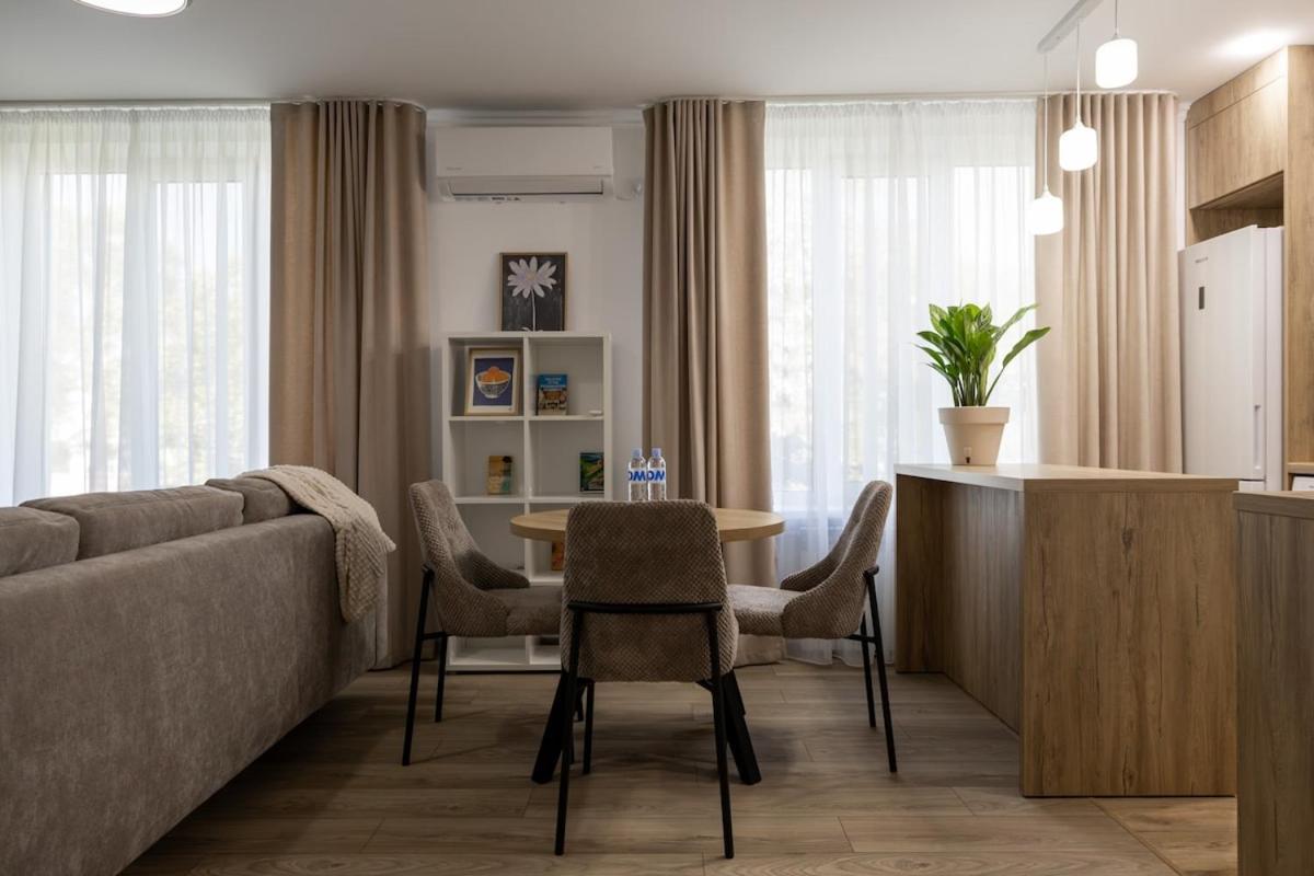 Warm & Stylish City Apartment - Bed and Breakfast Chisinau