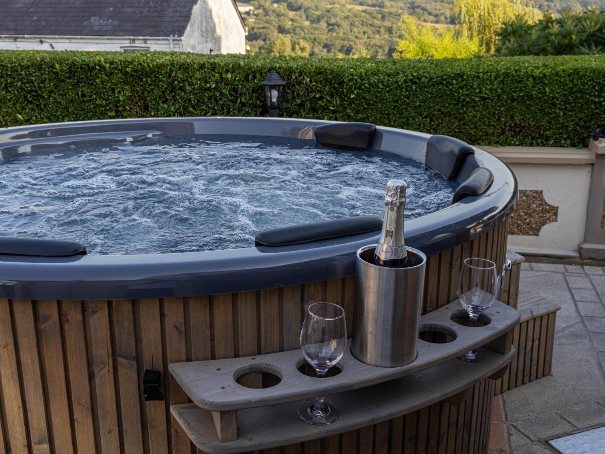 Bryn-Y-Wawr - 5 Bedroom Retreat with Hot Tub - Ferienwohnung Pontardawe