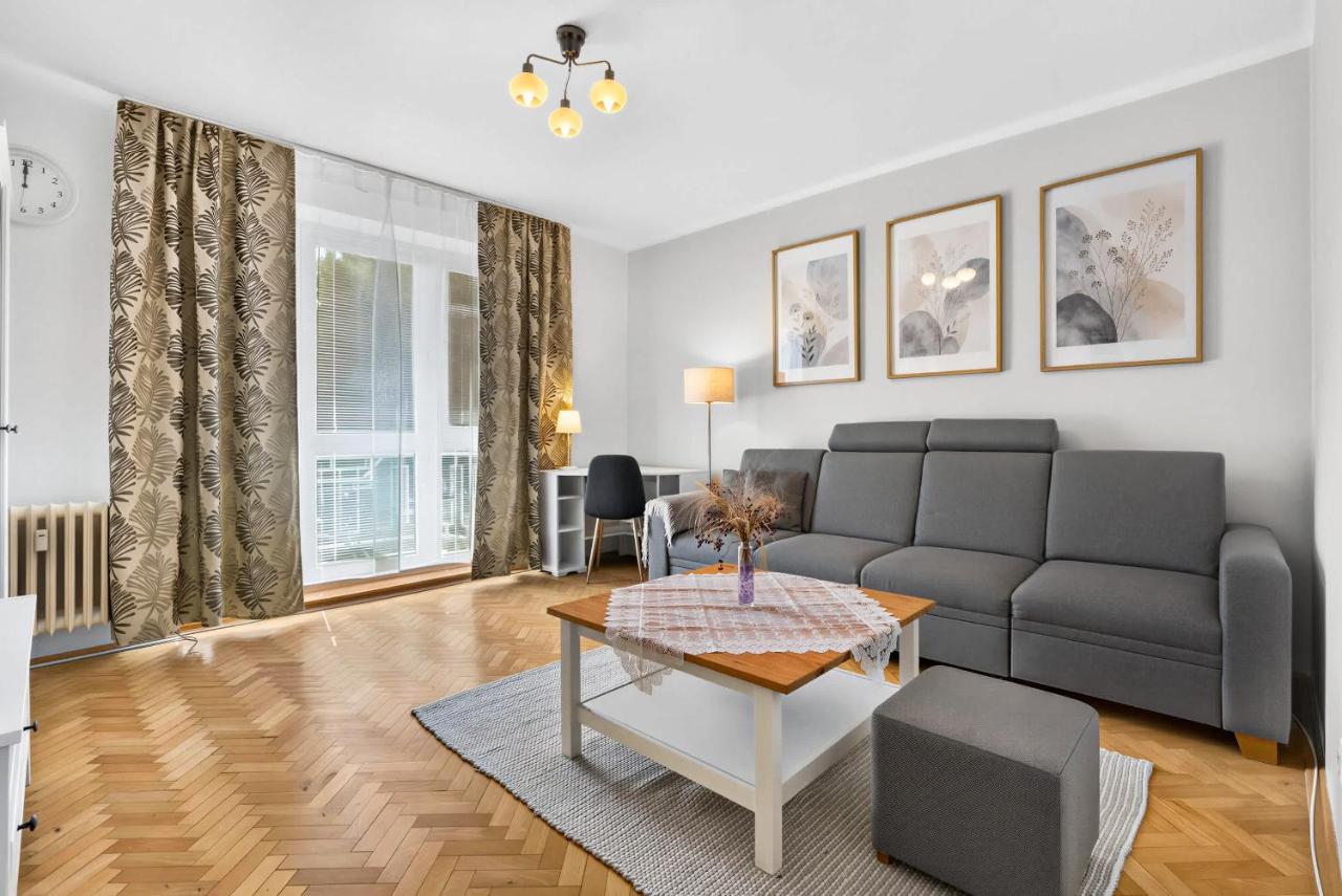 Sunny Apartment for 4 - Balcony & Workspace - B&B Bratislava