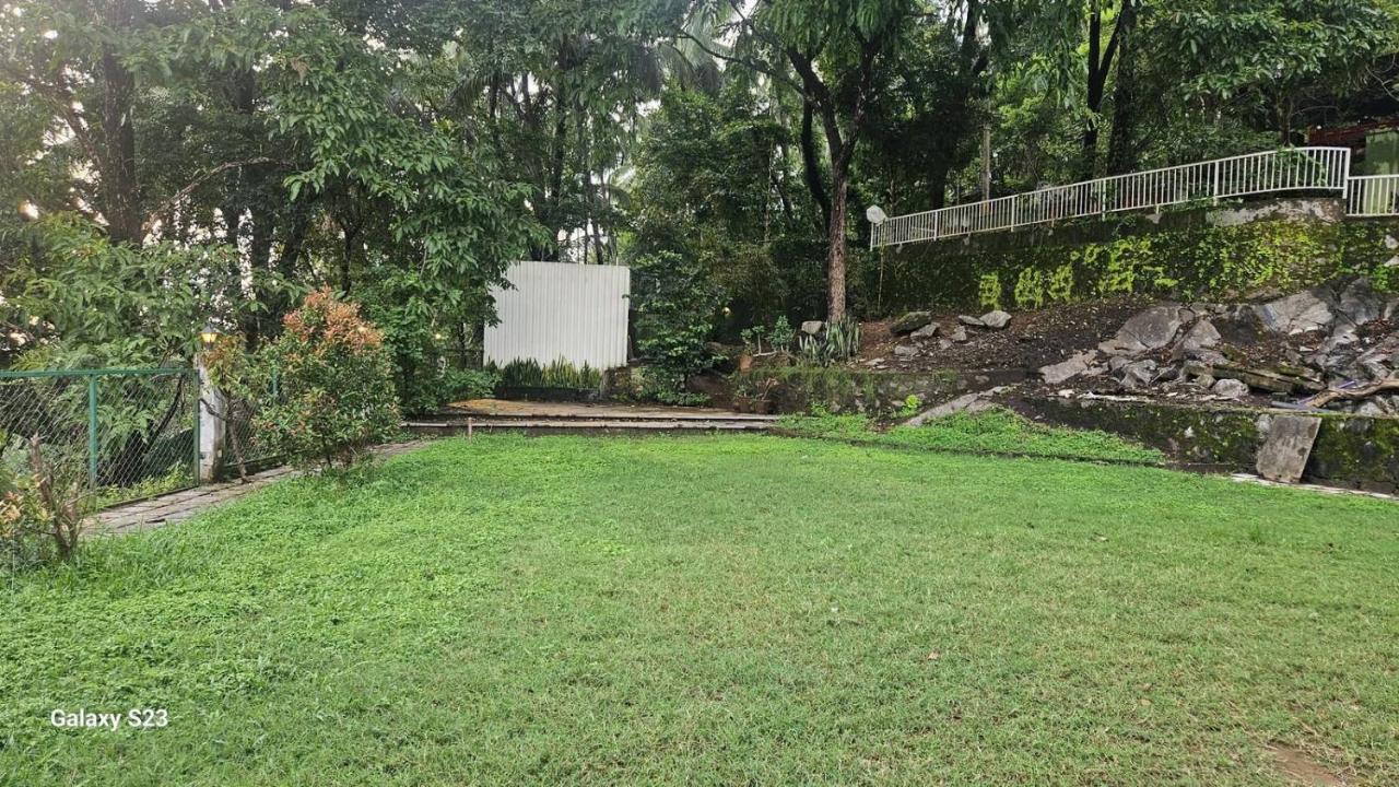Hillside home with forest views near Wayanad - Chambres d'hôtes Tāmrasshēri