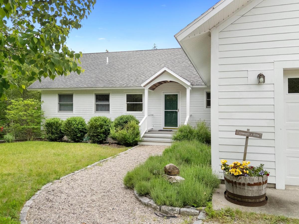 Comfortable bayfront home with beautiful views, large deck & on-site tennis - Ferienwohnung Seal Cove