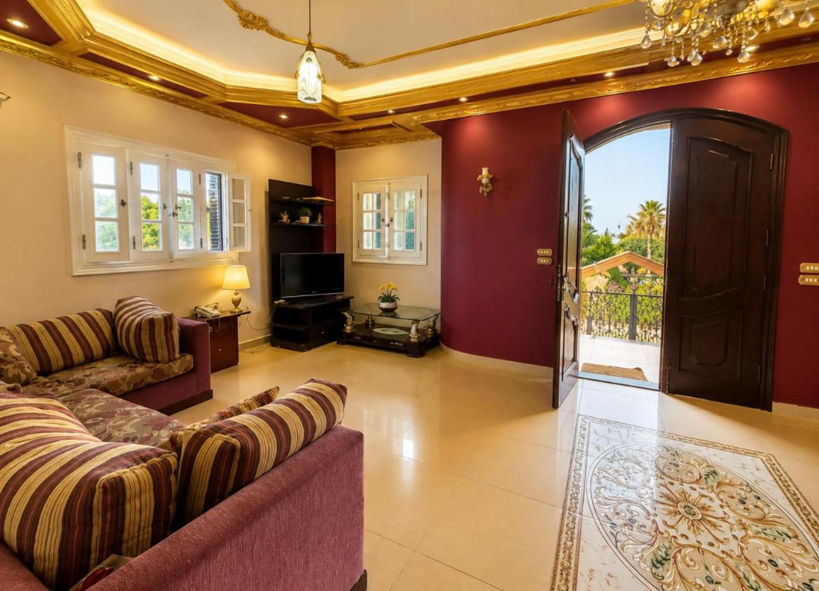 Beachfront Apartment Direct Sea & Garden View Family Only - Ferienwohnung Dumyāţ al Jadīdah