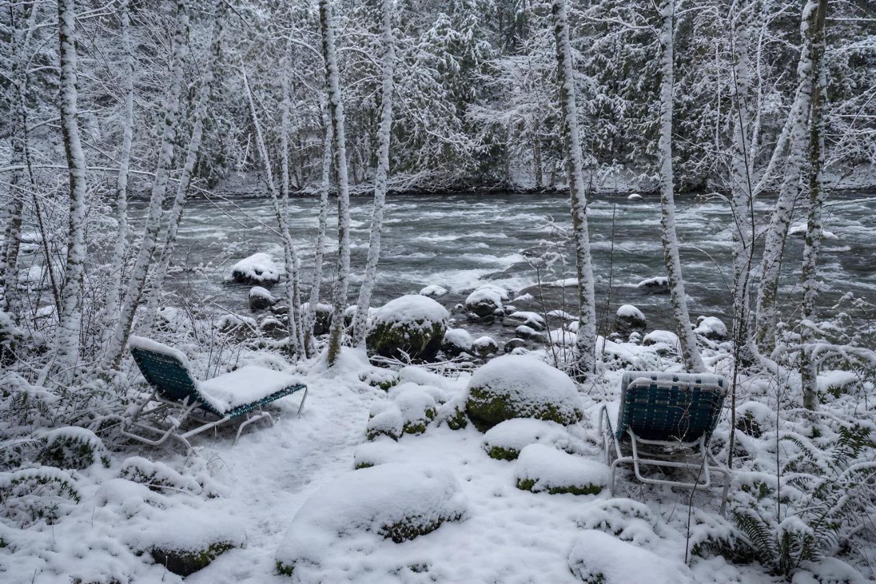 Stay Portland - Sandy Riverfront Mt Hood Cabin! 9 Queen Beds! - B&B Rhododendron