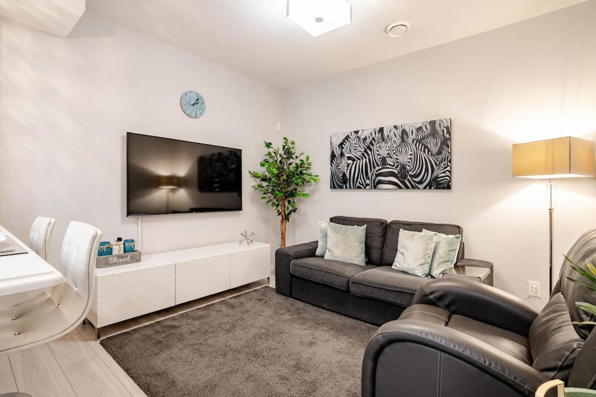 Calgary Modern Suite - AC - Free Driveway Parking - B&B Calgary