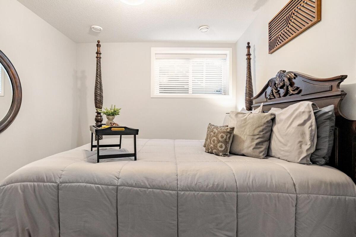 Calgary Modern Suite - AC - Free Driveway Parking - B&B Calgary
