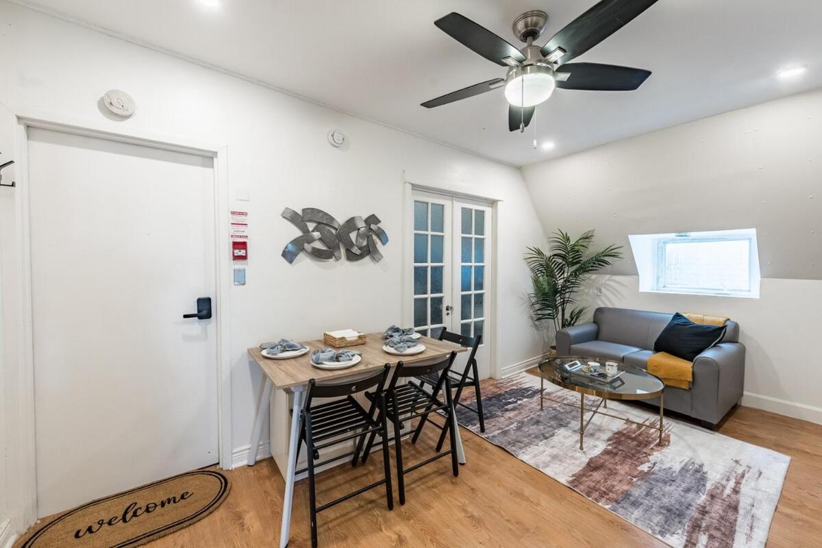 Historic Victorian Getaway with Free Parking - B&B Toronto