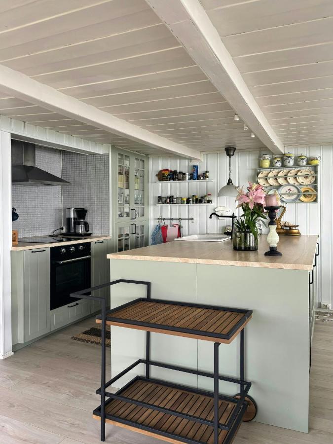 Restored 1950s cabin five metres from the shore - Chambres d'hôtes Bakken