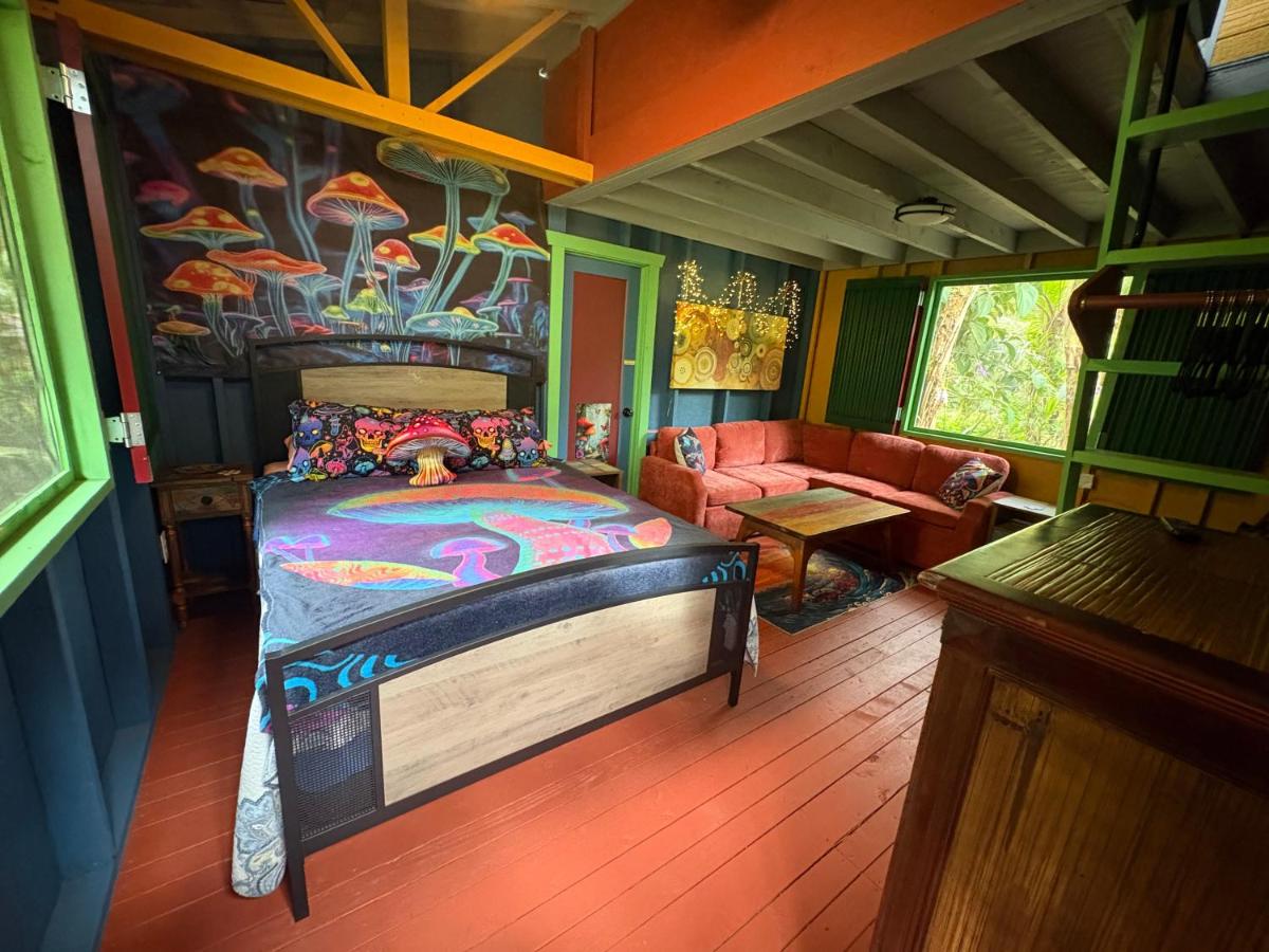 RV in a Rainforest Tree - A fun, unique, magical jungle experience! - Ferienwohnung Pāhoa