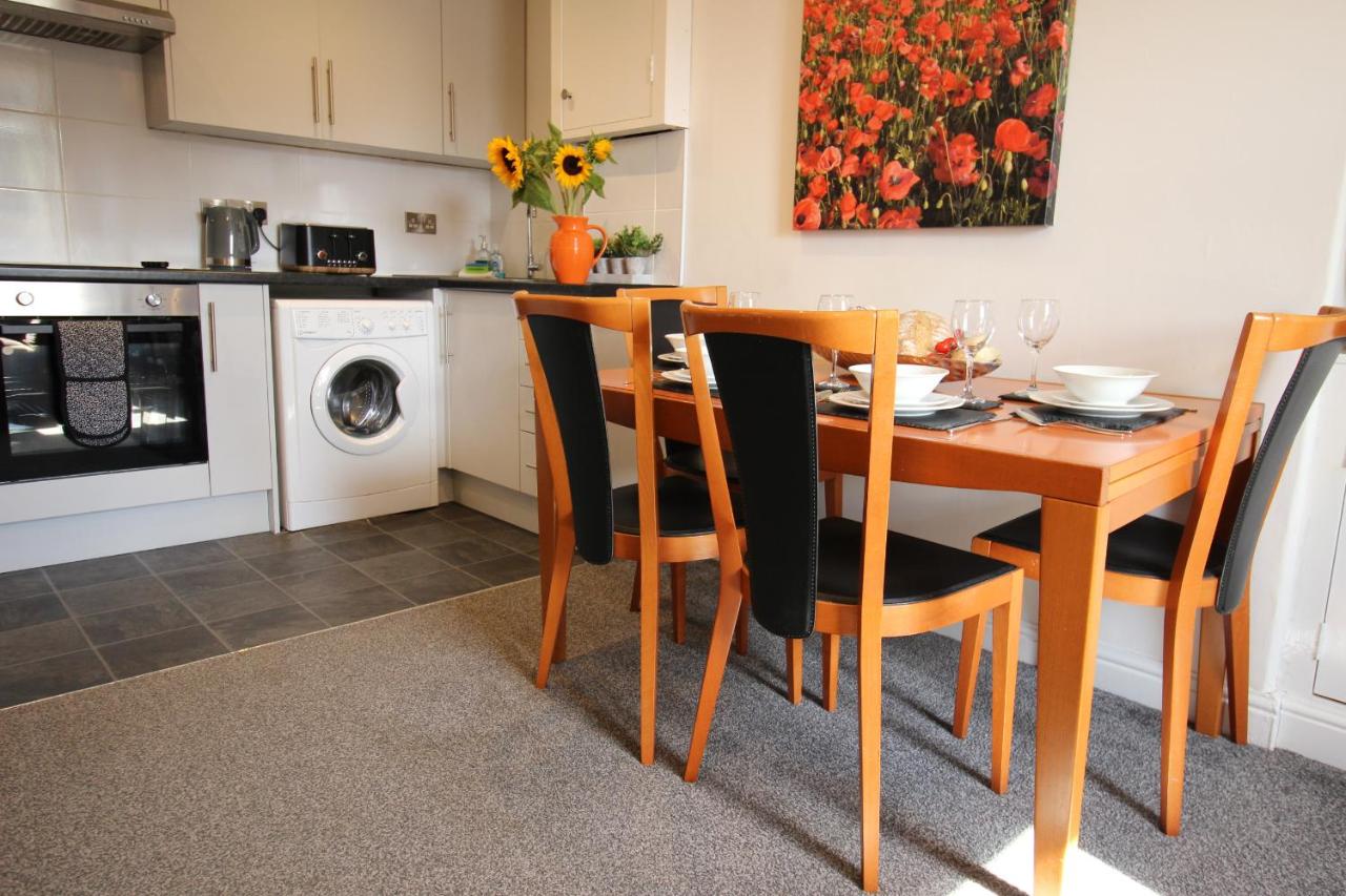Oliver Wests Beautiful 2 Bedroom Sleeps 4 Apartment - B&B Scarborough