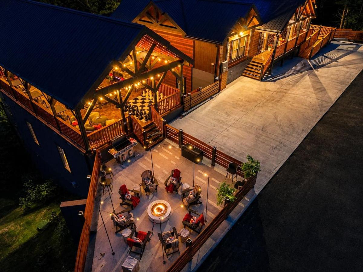 Olive Hill Sleeps 32 Pool Hot Tub Theater Sauna - B&B Sevierville