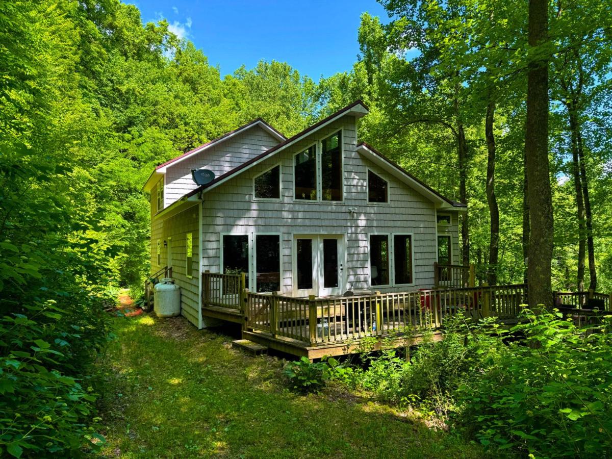 Luxury Mountain Cabin with Private Waterfall, Game Room, Scenic Views and Hiking Trails - B&B Hot Springs