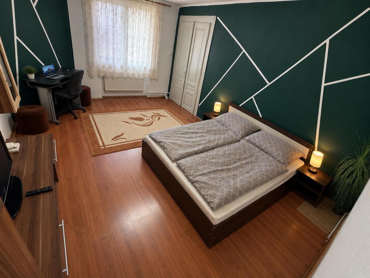 Central Apartament on Green Three Street - B&B Oradea