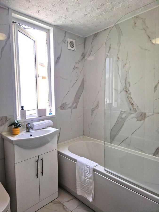 4 Bedroom House - Free Parking - Self Check In - B&B Seaforth