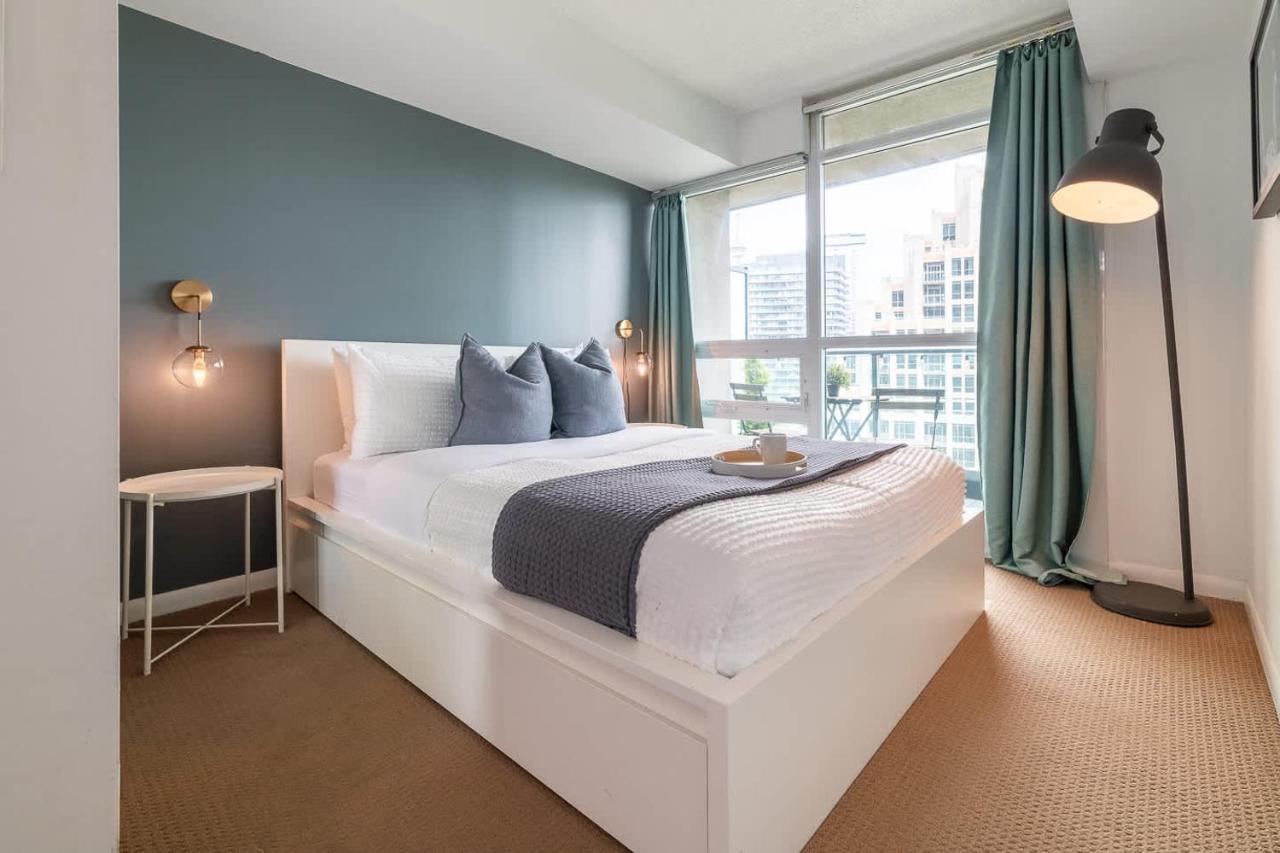 Spacious 3BR condo with patio & free parking - Ferienwohnung Toronto