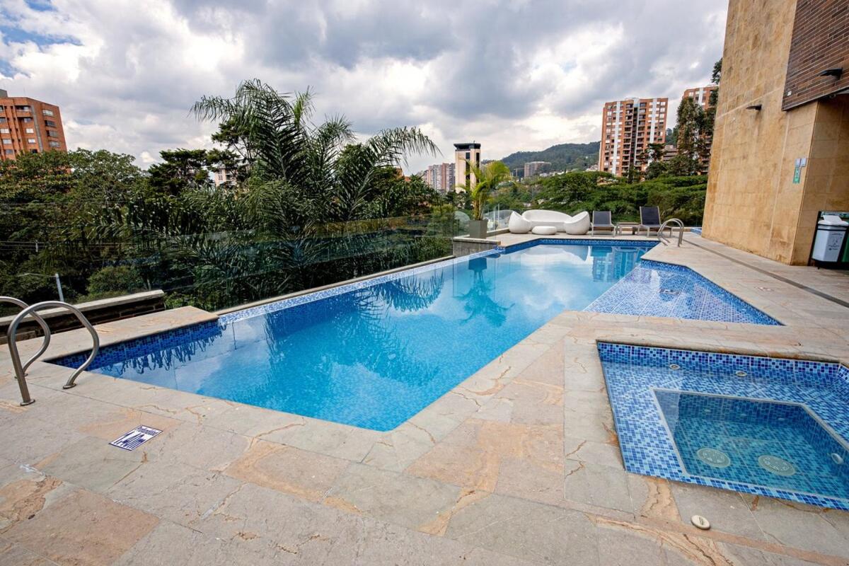16th Floor Luxury Suite with Private Jacuzzi & Mountain View - B&B Medellín