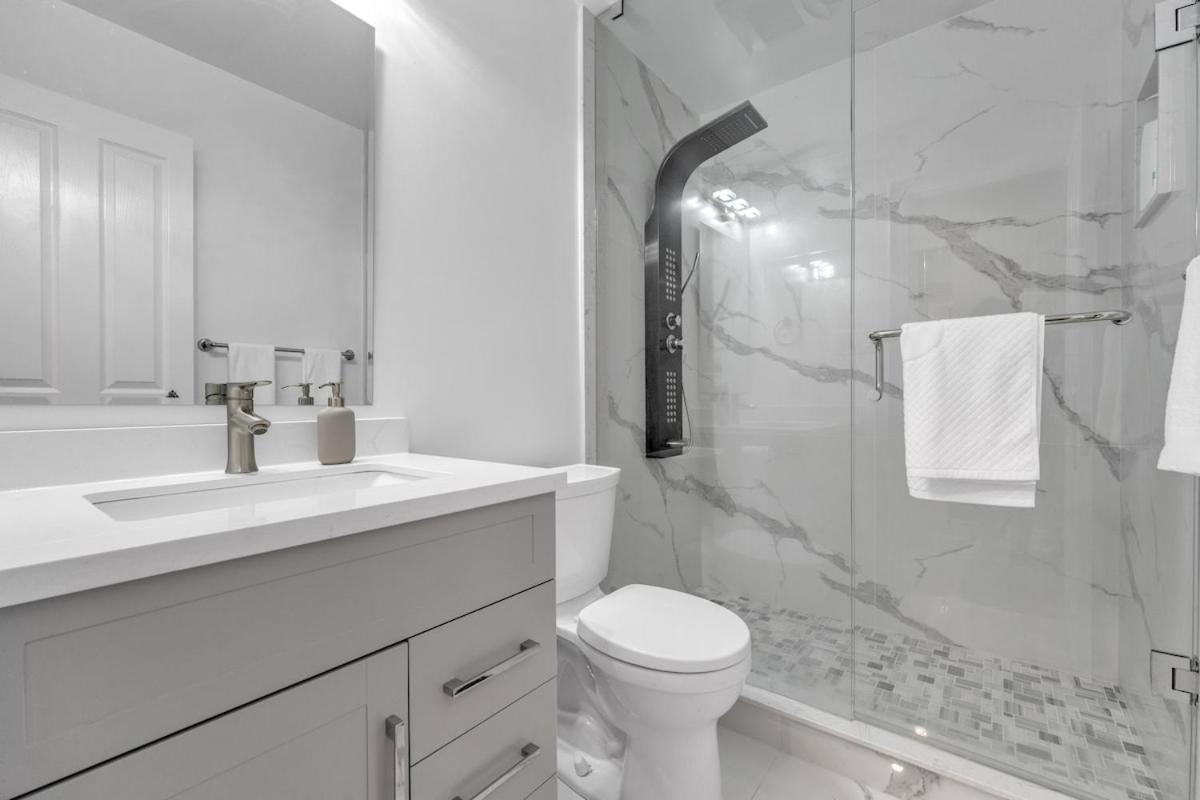 Luxury 2 Beds Guest suite Stunning Lakefront - Chambres d'hôtes Richmond Hill