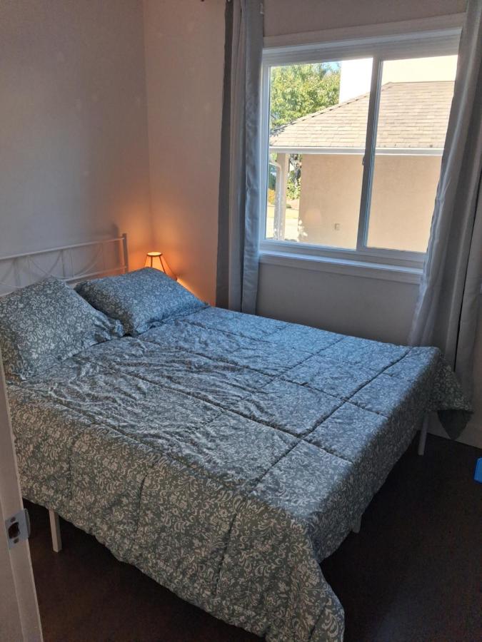 Kamer met Queensize Bed en Gedeelde Badkamer